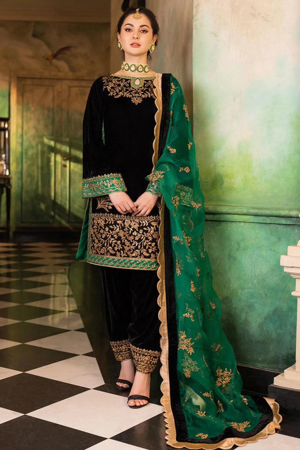 Unstitched 3 PEC Heavy Embroidered Velvet Suit With Four Sided Embroidered Organza Dupatta